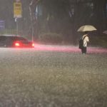 Potret Mobil terendam banjir saat hujan deras di distrik Gangnam, Seoul, Korea Selatan, Senin (8/8/2022). (Photo by YONHAP / AFP)