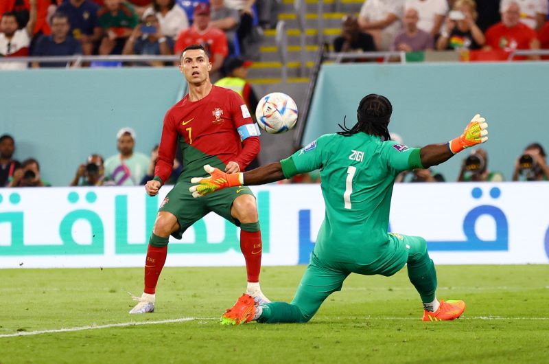 Potret Cristiano Ronaldo saat menendang penalti ke gawang Ghana, di pertandingan Portugal vs Ghana (Foto: Reuters)