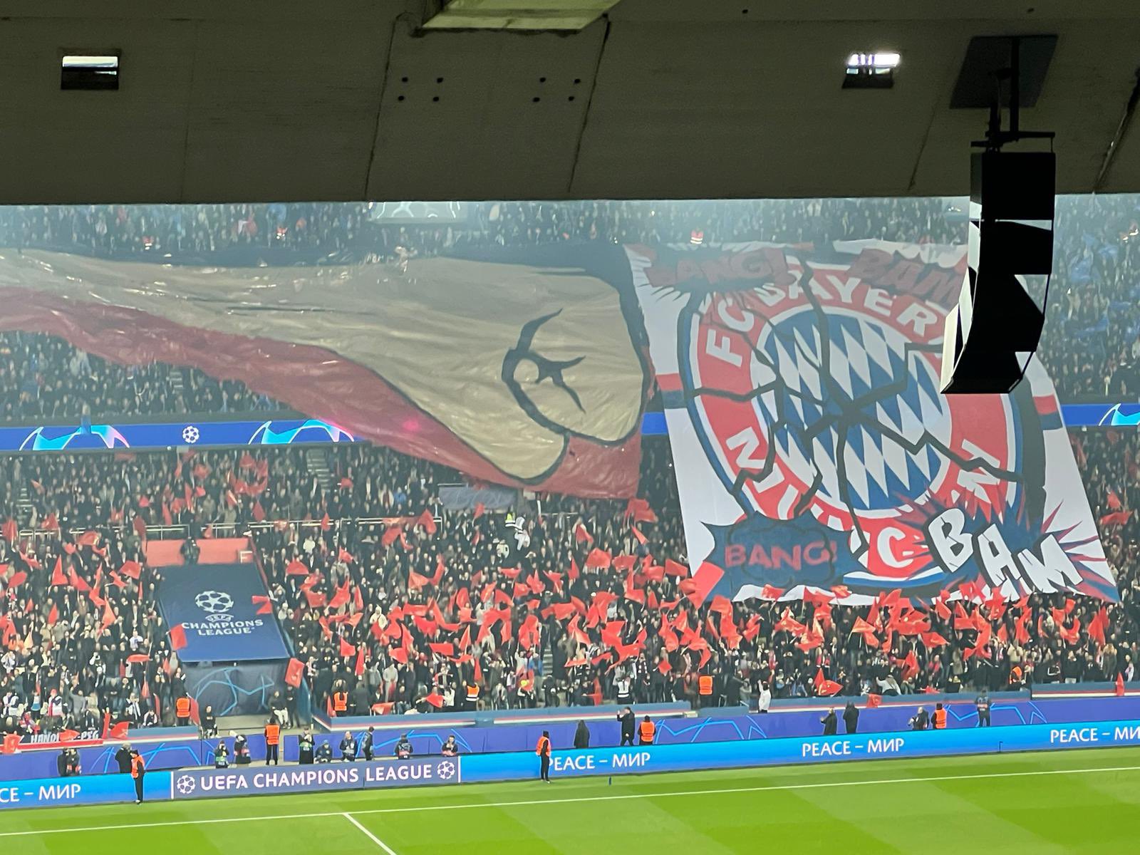 Potret Koreografi Ultras PSG di pertandingan PSG vs Bayern Munchen 1