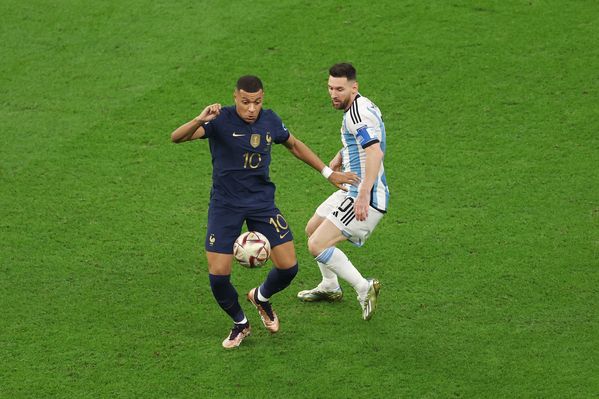 Potret Mbappe vs Messi, di pertandingan Argentina vs Prancis (Foto: ALEX PANTLING/GETTY IMAGES)