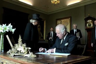 Potret Raja Charles III saat Menulis di Buku Tamu (Foto Reuters)