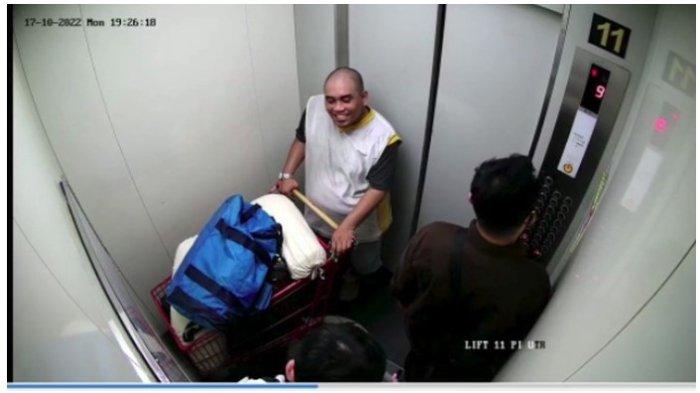 Potret Rudolf Tobing saat tersenyum di dalam lift apartemen yang terekam CCTV
