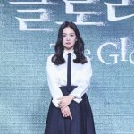 Potret Song Hye Kyo di depan poster The Glory