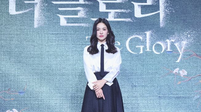 Potret Song Hye Kyo di depan poster The Glory