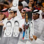 Potret fans Qatar membawa foto dan sketsa Mesut Ozil (Foto: REUTERS/John Sibley)