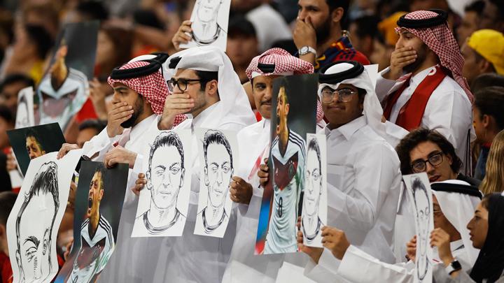 Potret fans Qatar membawa foto dan sketsa Mesut Ozil (Foto: REUTERS/John Sibley)