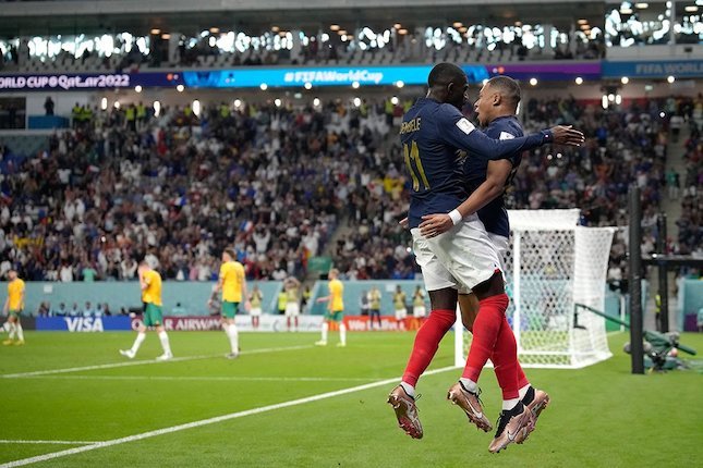 Potret selebrasi pemain Prancis saat pertandingan Prancis vs Australia, Piala Dunia 2022 (Source: AP Photo/Christophe Ena)