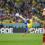 Potret tendangan salto Richarlison di pertandingan Brasil vs Serbia (Foto: Getty Images)